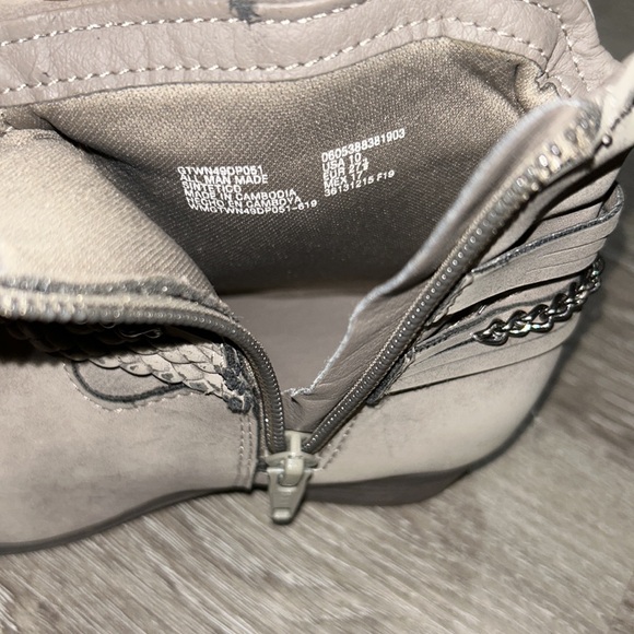 Booties with chain and fringe - Picture 3 of 3